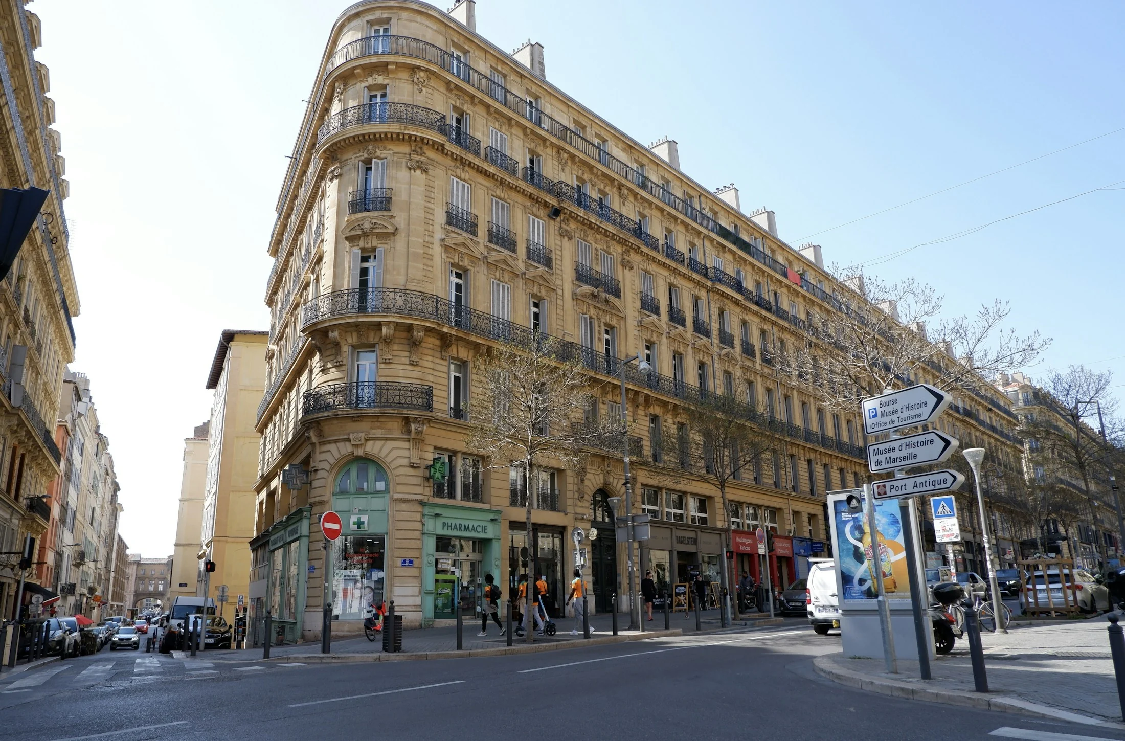 Immeuble d’angle et carrefour dans le centre de Marseille