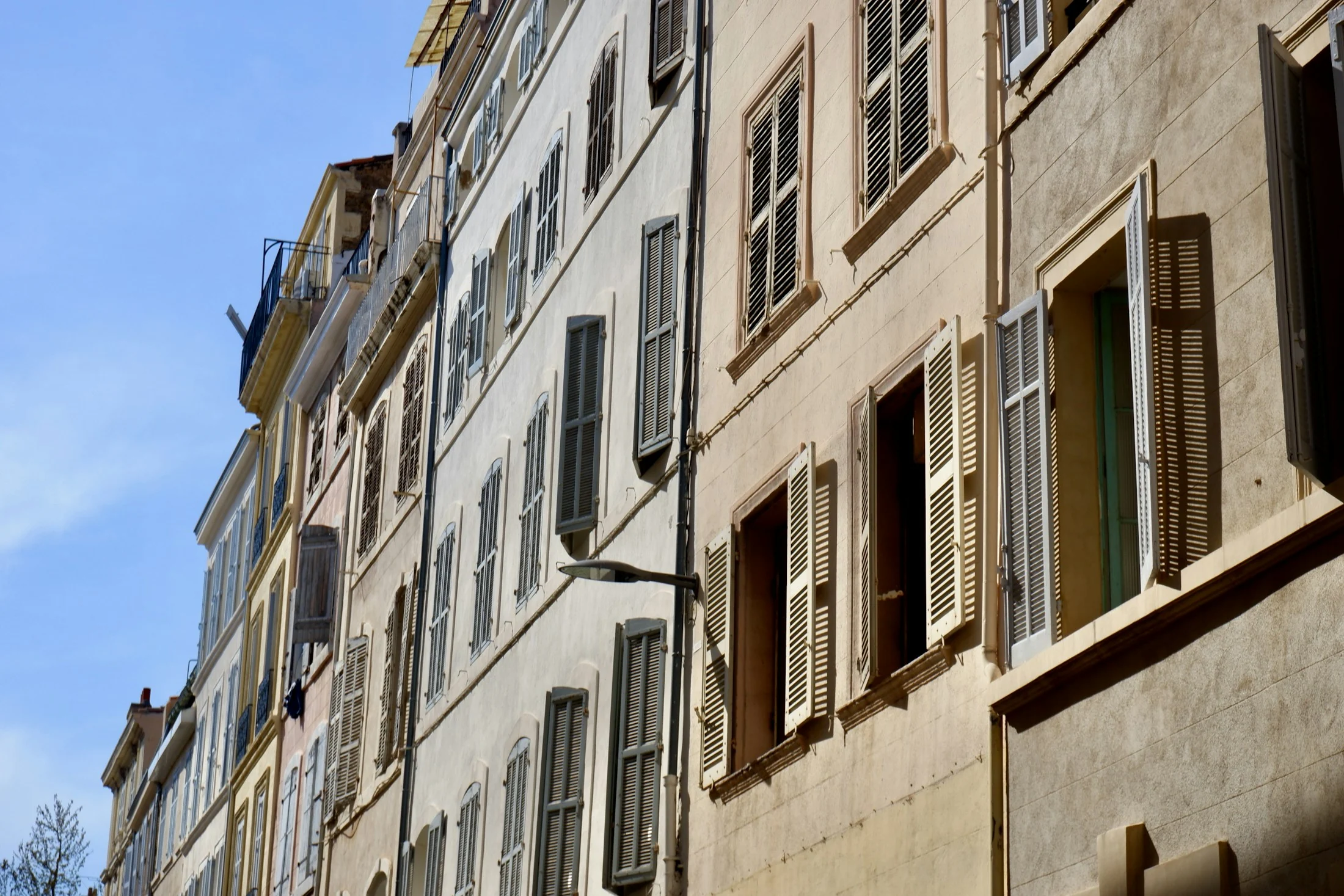 Façades d’immeubles avec volets à Marseille