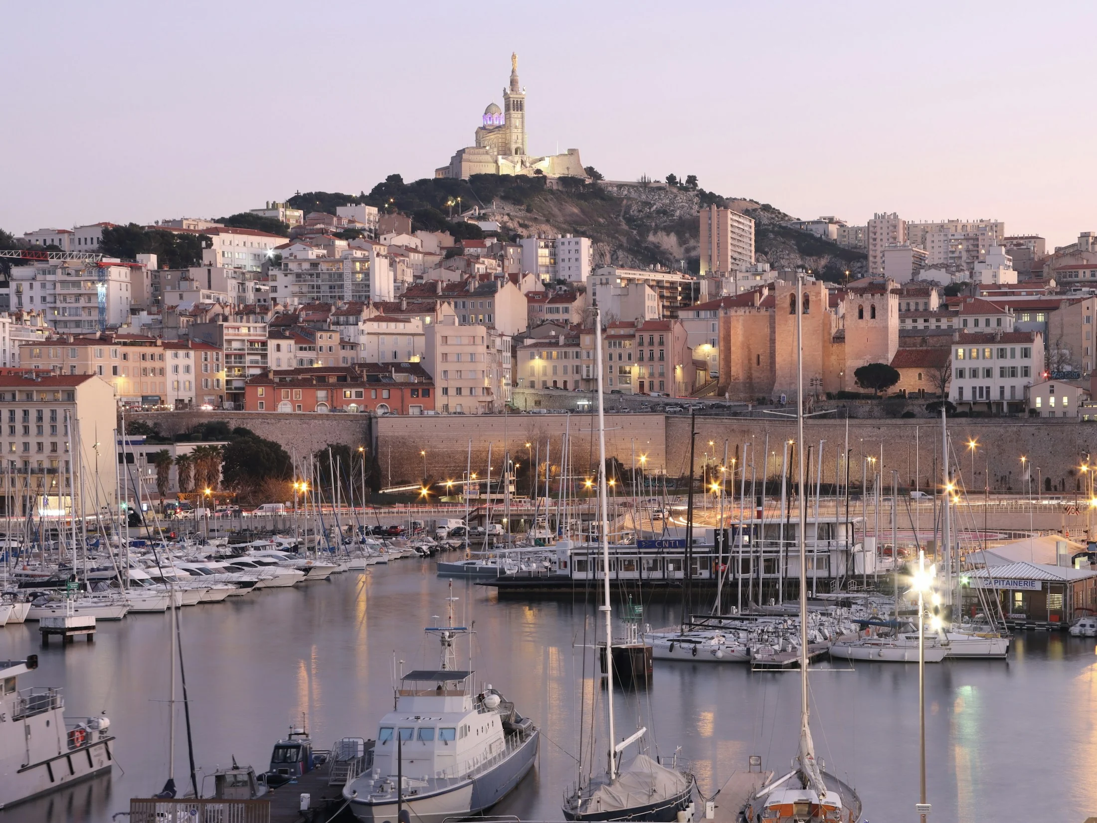 Vieux-Port de Marseille, bateaux, ville et Notre-Dame-de-la-Garde